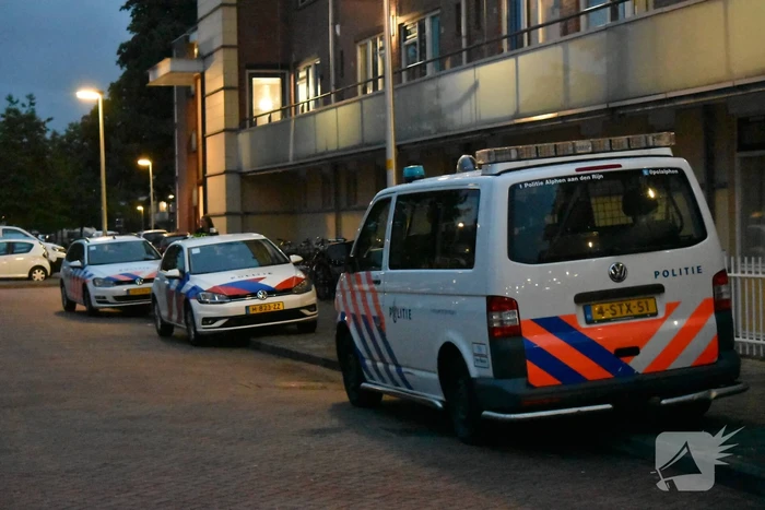 Politie beukt deur in van flatwoning