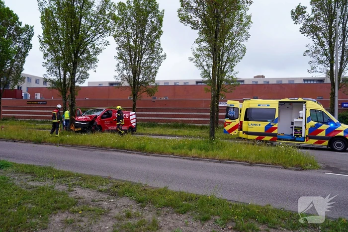 Bestuurder bestelbus bekneld na botsing tegen boom