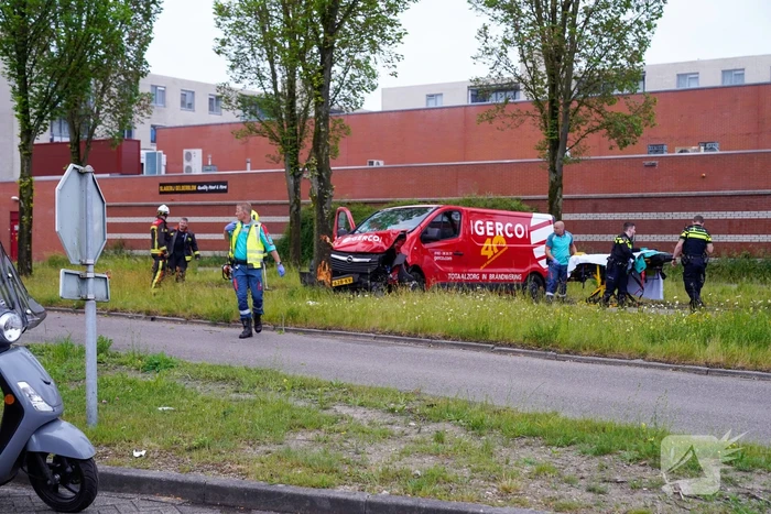 Bestuurder bestelbus bekneld na botsing tegen boom