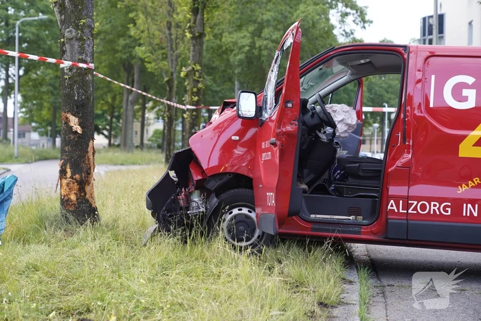 Bestuurder bestelbus bekneld na botsing tegen boom
