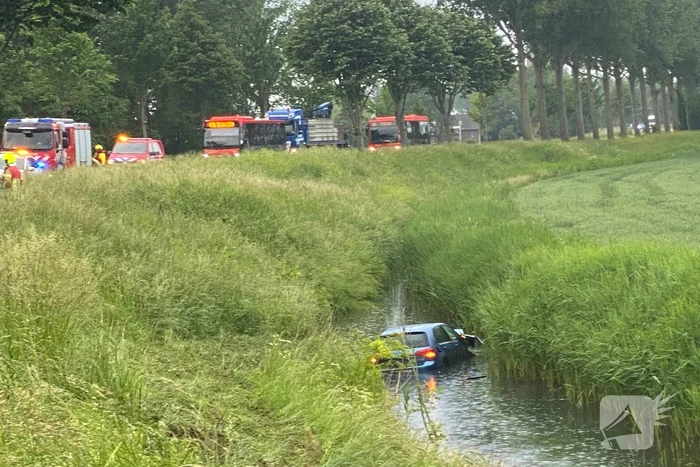 Automobilist raakt van de weg en belandt in sloot