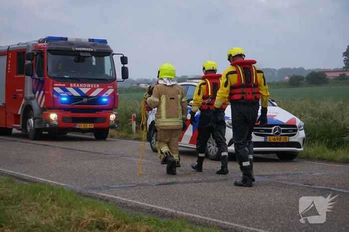 Automobilist raakt van de weg en belandt in sloot
