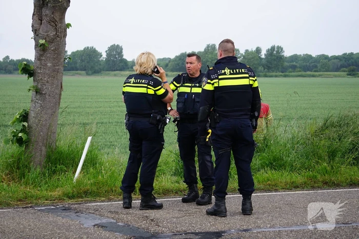 Automobilist raakt van de weg en belandt in sloot
