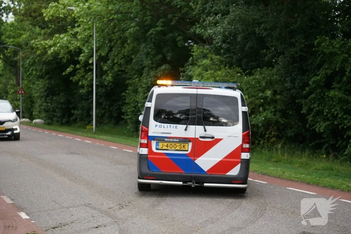 Traumahelikopter landt in bloemenbuurt op grasveld
