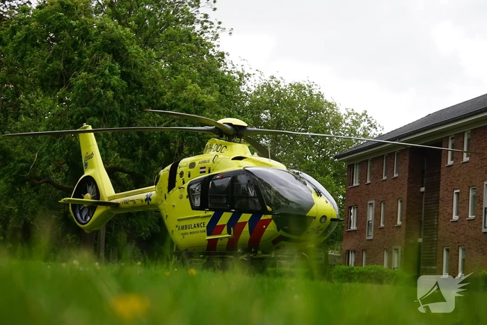 Traumahelikopter landt in bloemenbuurt op grasveld