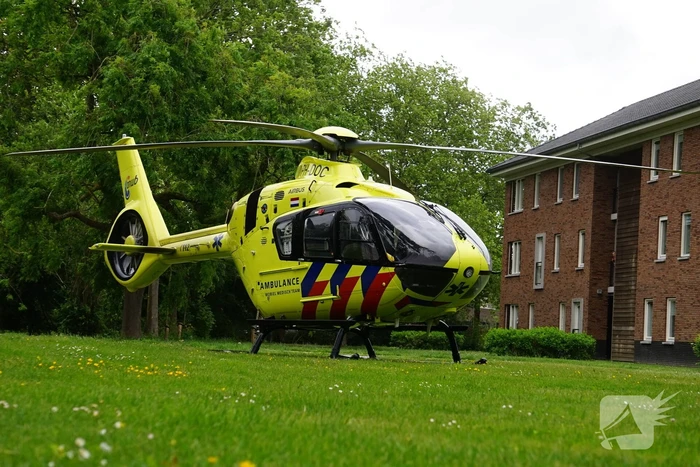 Traumahelikopter landt in bloemenbuurt op grasveld