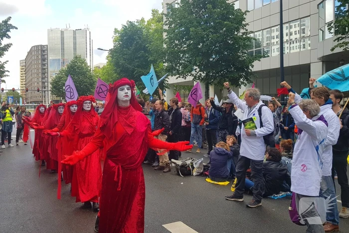 Actievoerders Extinction Rebellion houden Rebellie tegen de fossiele industrie