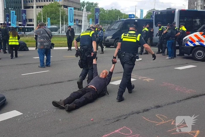 Actievoerders Extinction Rebellion houden Rebellie tegen de fossiele industrie