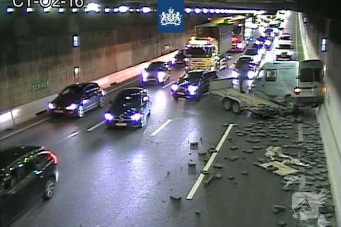Aanhanger met stenen geschaard in Coentunnel