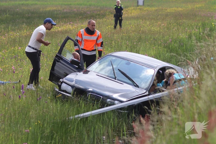 Auto met twee inzittenden belandt in het water
