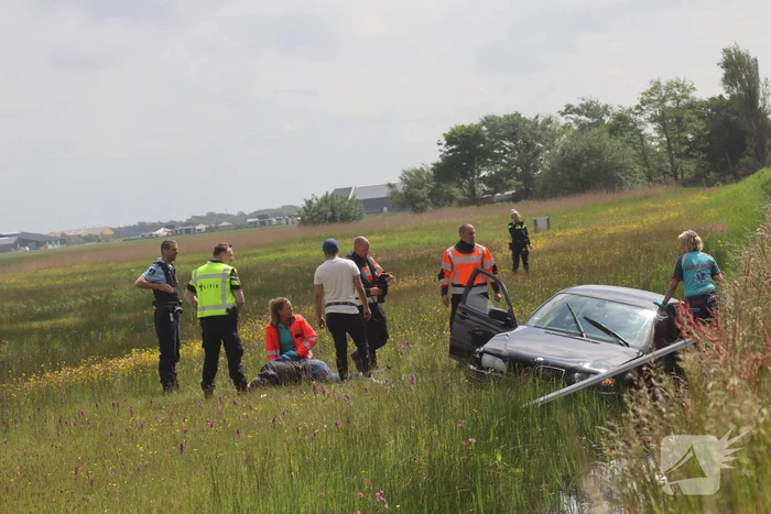Auto met twee inzittenden belandt in het water