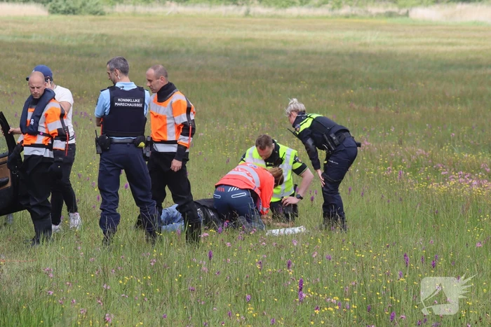 Auto met twee inzittenden belandt in het water