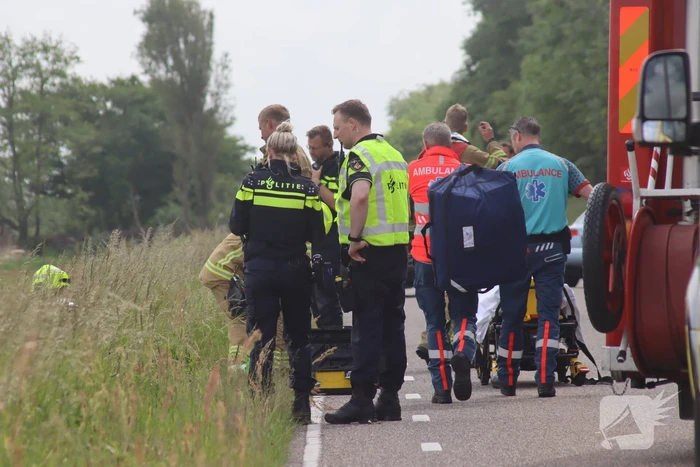 Auto met twee inzittenden belandt in het water
