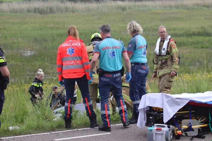 Auto met twee inzittenden belandt in het water