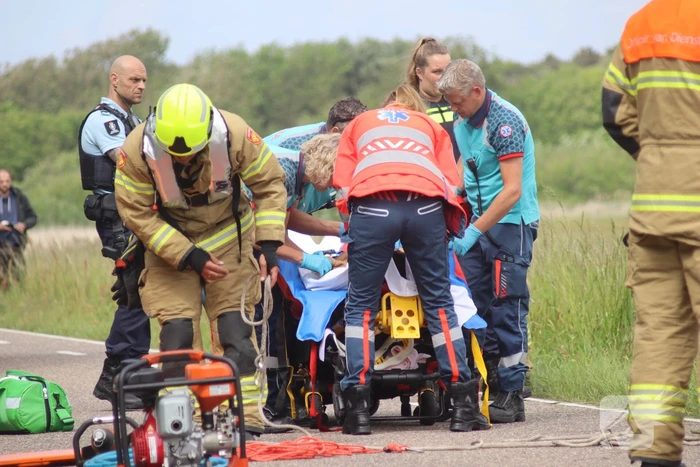 Auto met twee inzittenden belandt in het water