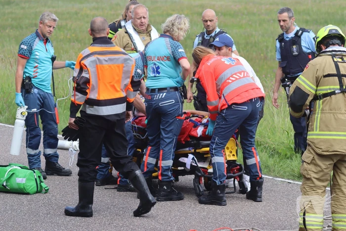 Auto met twee inzittenden belandt in het water