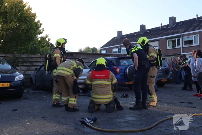 Geparkeerde auto zwaar beschadigd na ontploffing