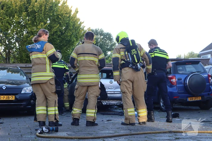 Geparkeerde auto zwaar beschadigd na ontploffing