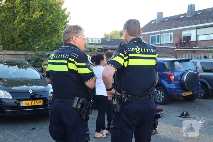 Geparkeerde auto zwaar beschadigd na ontploffing