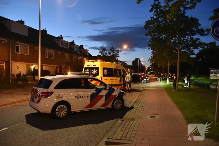 Auto op zijn kop na botsing met geparkeerde auto