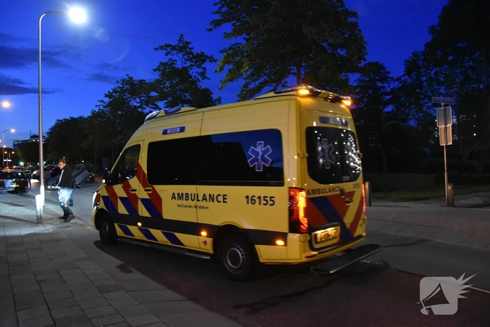 Auto op zijn kop na botsing met geparkeerde auto