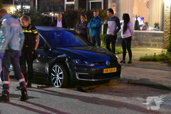 Auto op zijn kop na botsing met geparkeerde auto