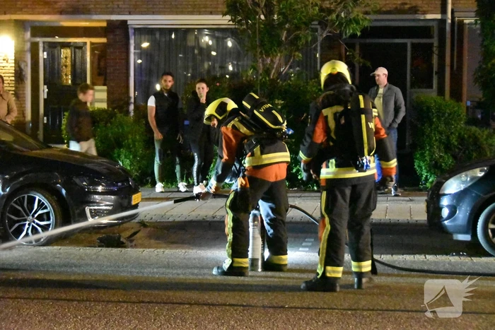Auto op zijn kop na botsing met geparkeerde auto