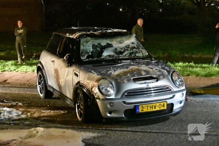 Auto op zijn kop na botsing met geparkeerde auto