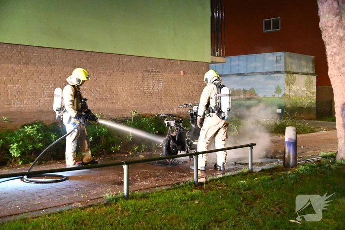 Felyx deelscooter uitgebrand op fietspad