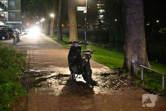 Felyx deelscooter uitgebrand op fietspad