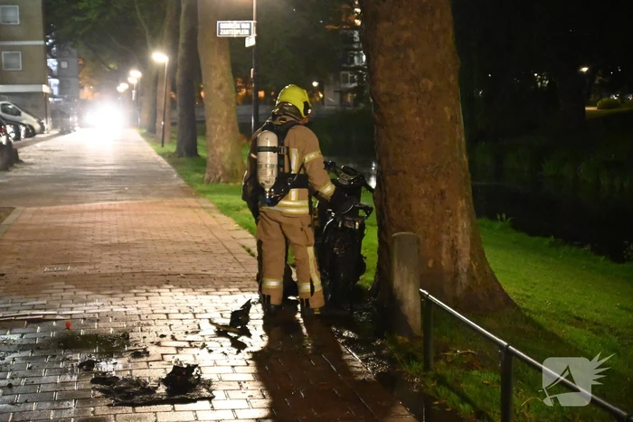 Felyx deelscooter uitgebrand op fietspad