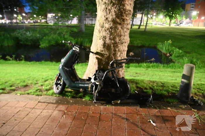Felyx deelscooter uitgebrand op fietspad