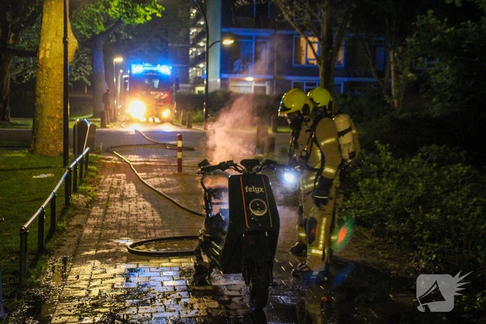 Felyx deelscooter uitgebrand op fietspad