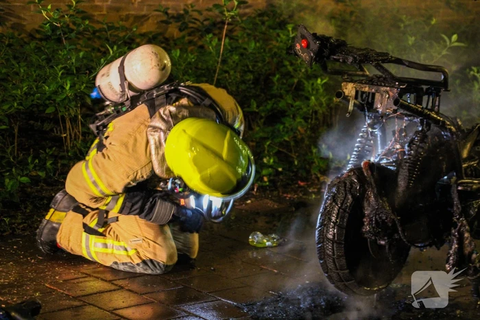 Felyx deelscooter uitgebrand op fietspad