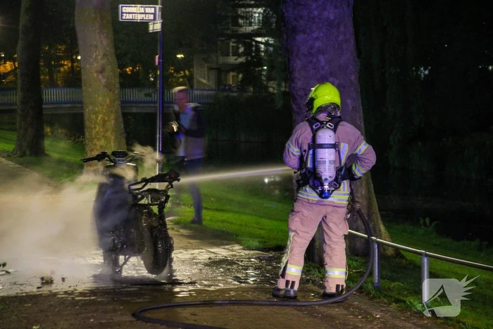 Felyx deelscooter uitgebrand op fietspad