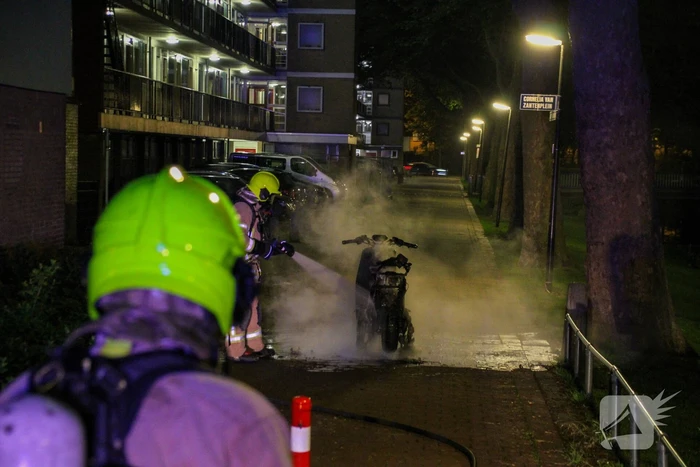 Felyx deelscooter uitgebrand op fietspad