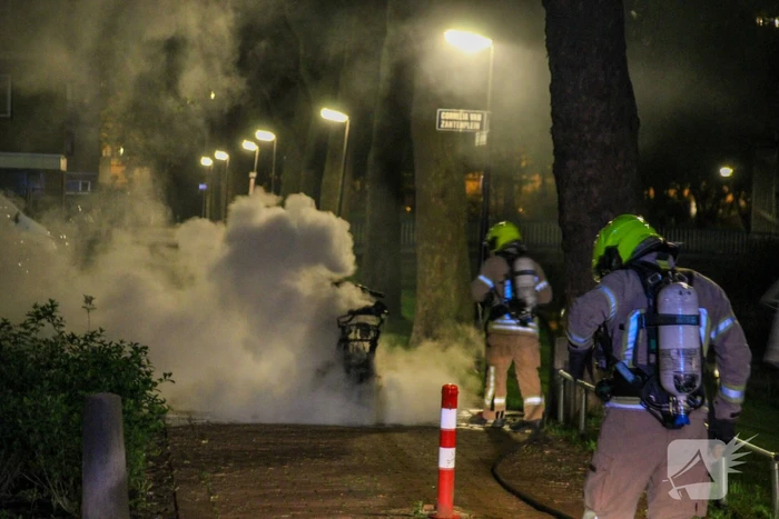 Felyx deelscooter uitgebrand op fietspad