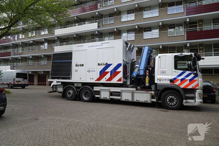 Politie doet groots onderzoek bij flatgebouw