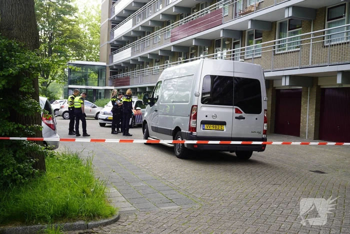 Politie doet groots onderzoek bij flatgebouw