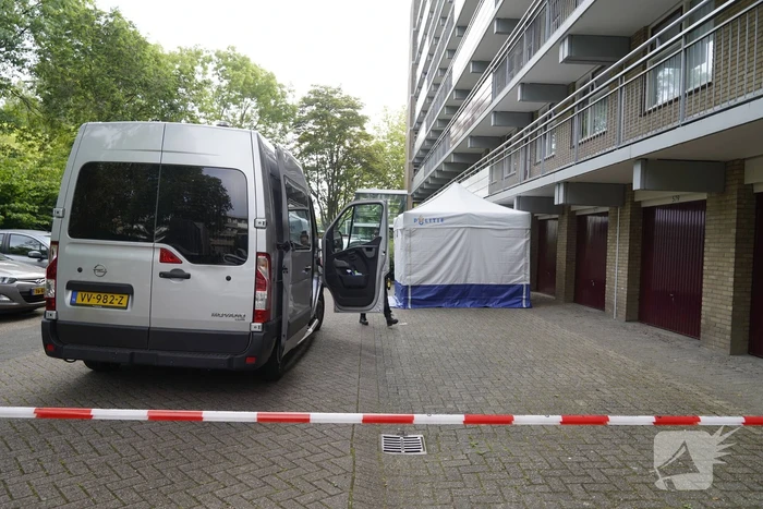 Politie doet groots onderzoek bij flatgebouw