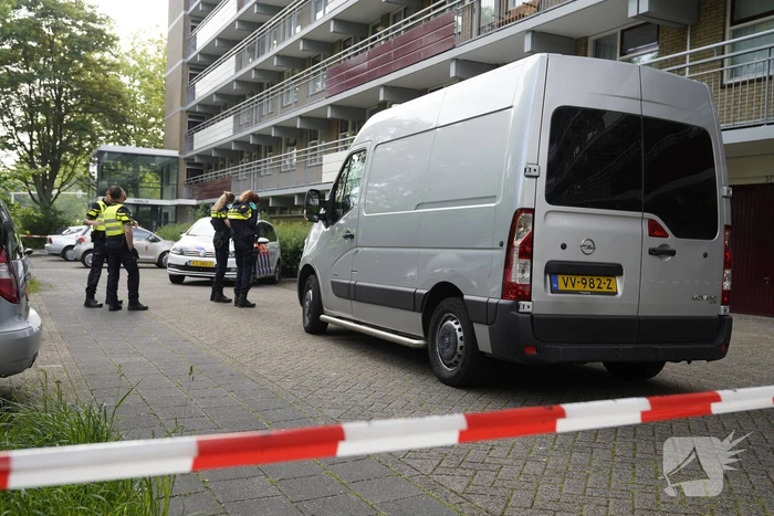 Politie doet groots onderzoek bij flatgebouw
