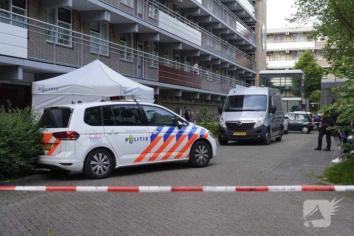 Politie doet groots onderzoek bij flatgebouw