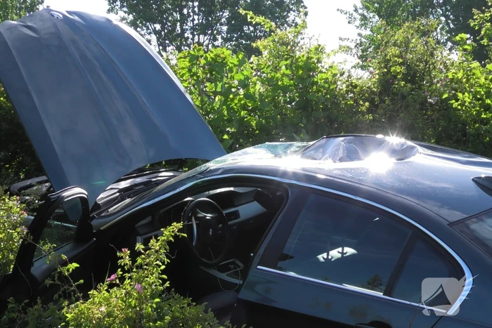 Automobilist knalt op bewegwijzeringsbord en raakt gewond