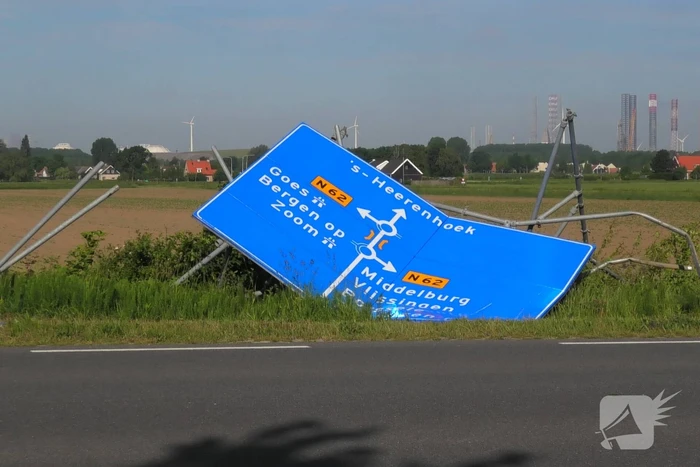 Automobilist knalt op bewegwijzeringsbord en raakt gewond