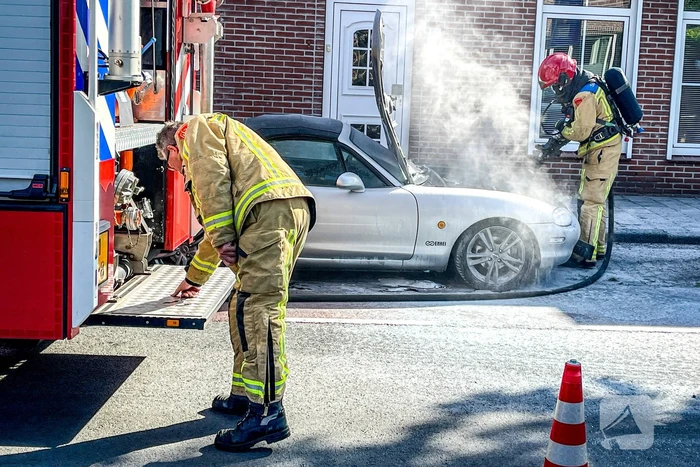 Mazda cabrio vliegt in brand tijdens het rijden