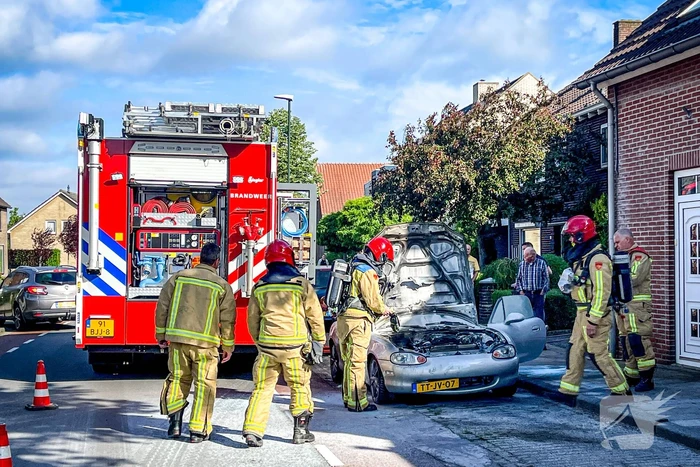 Mazda cabrio vliegt in brand tijdens het rijden
