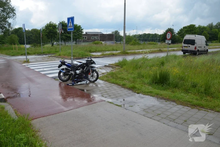 Brommerrijder gewond bij botsing met bestelbus