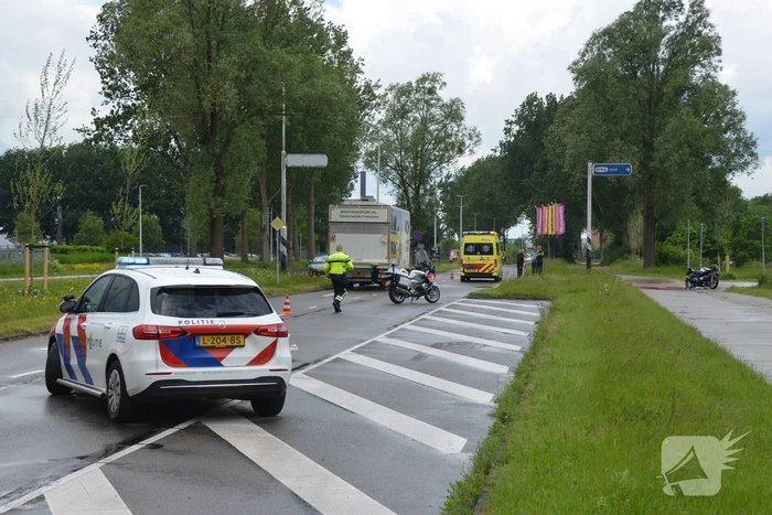 Brommerrijder gewond bij botsing met bestelbus