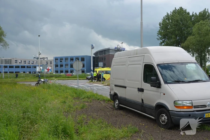 Brommerrijder gewond bij botsing met bestelbus