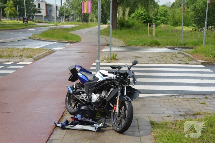 Brommerrijder gewond bij botsing met bestelbus